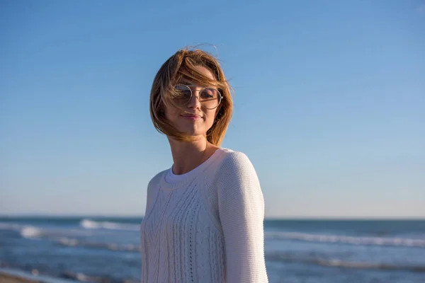 Una Joven Playa Chica Disfrutando Del Cálido Día Otoño Retrato —  Fotos de Stock