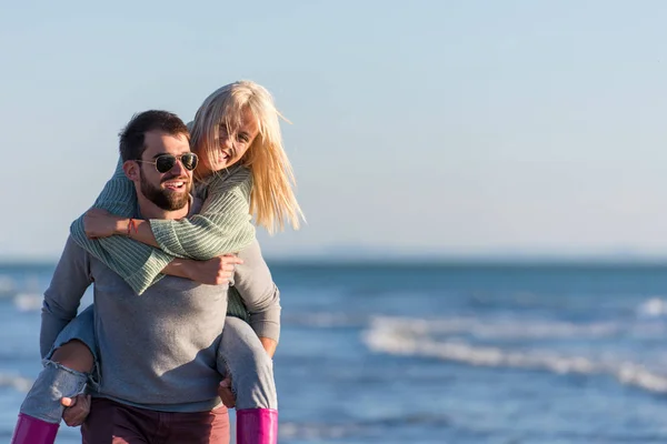 Чоловіки Які Віддають Piggy Back Rides Своїй Подрузі Сансет Біля — стокове фото