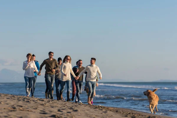Grupp Unga Vänner Tillbringa Dagen Tillsammans Kör Stranden Höstdagen — Stockfoto