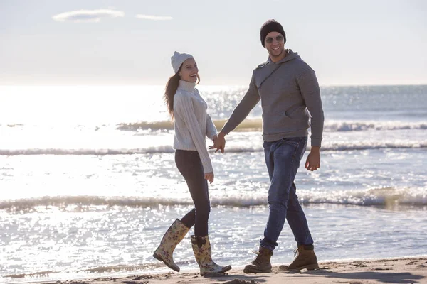 Junges Paar Hat Spaß Beim Spazierengehen Und Umarmen Strand Einem — Stockfoto