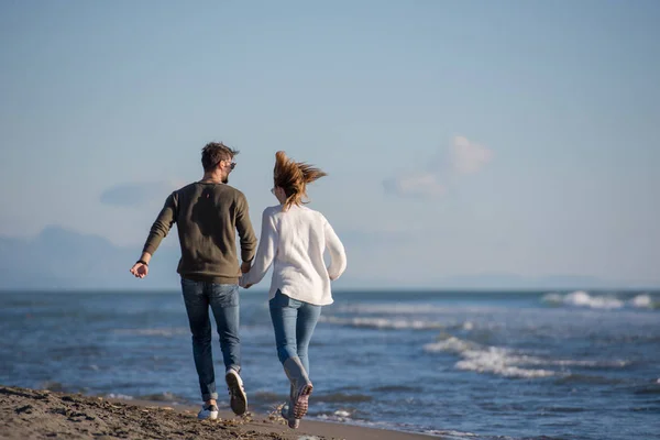 Pareja Joven Divirtiéndose Caminando Abrazándose Playa Durante Día Soleado Otoño —  Fotos de Stock