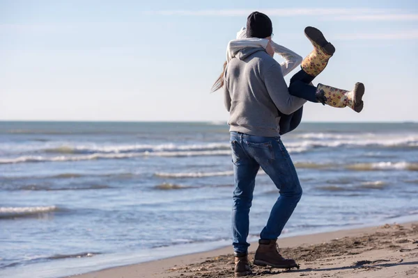 Giovane Coppia Divertendosi Camminando Abbracciandosi Sulla Spiaggia Durante Giornata Sole — Foto Stock