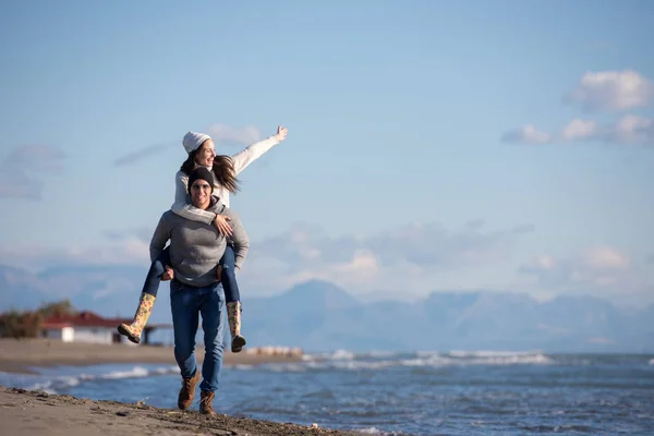 Men Giving Piggy Back Rides His Girlfriend Sunset Sea Autumn — Stock Photo, Image