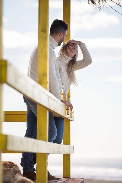 Pareja Bebiendo Cerveza Juntos Bar Playa Vacío Durante Otoño —  Fotos de Stock