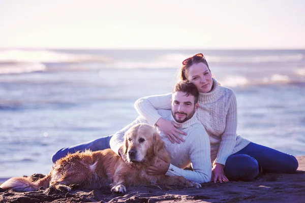 Par Med Hund Njuter Tid Tillsammans Stranden Höstdagen — Stockfoto