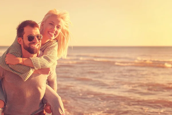 Hombres Dando Cerdito Espalda Paseos Novia Atardecer Por Mar Otoño —  Fotos de Stock