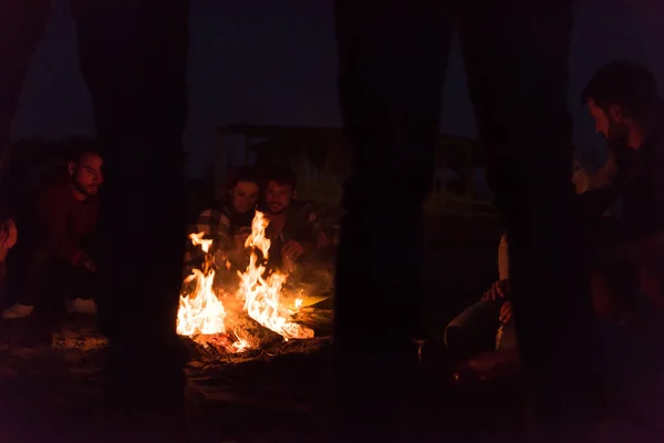 Happy Carefree Young Friends Having Fun Drinking Beer Bonefire Beach — Stock Photo, Image