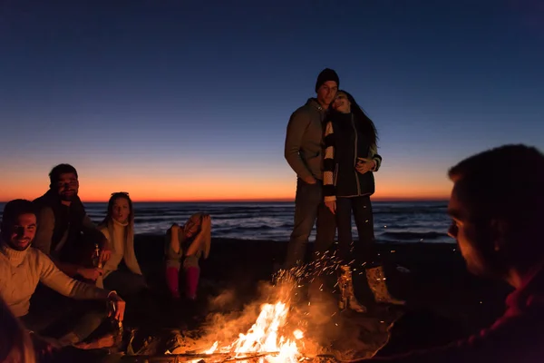 Gelukkig Zorgeloos Jonge Vrienden Hebben Plezier Drinken Bier Door Bonefire — Stockfoto