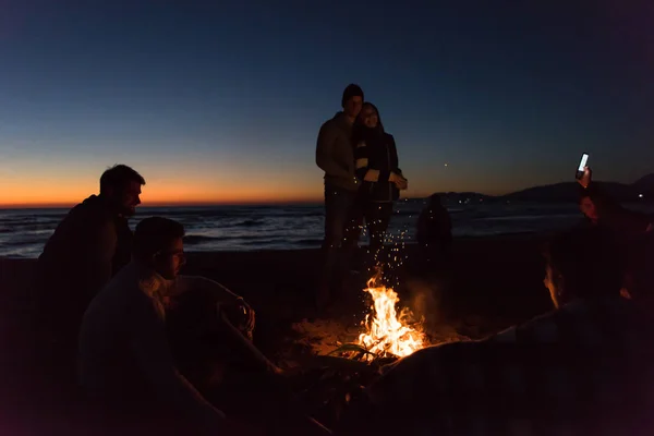 Happy Carefree Mladí Přátelé Baví Pití Piva Bonefire Pláži Jak — Stock fotografie