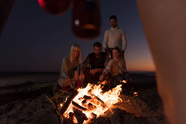 Feliz Carefree Jovens Amigos Divertindo Bebendo Cerveja Por Fogueira Praia — Fotografia de Stock