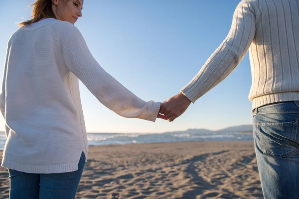 Unga Par Som Har Roligt Promenader Och Kramas Stranden Hösten — Stockfoto