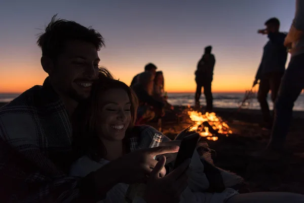 Paar Met Behulp Van Mobiele Telefoon Tijdens Herfst Strandfeest Met — Stockfoto