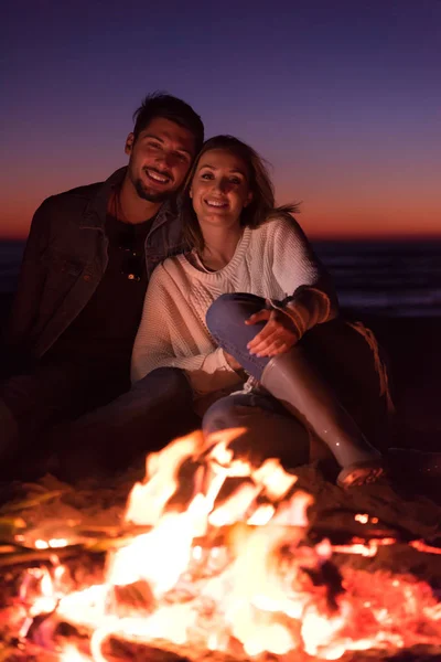 Ritratto Giovane Coppia Seduta Vicino Falò Sulla Spiaggia Autunno Notte — Foto Stock