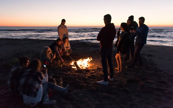 Happy Carefree Young Friends Having Fun Drinking Beer Bonefire Beach — Stock Photo, Image