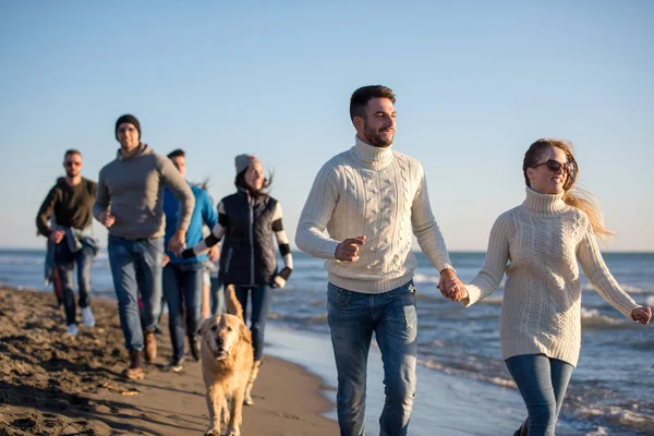 Grupo Jóvenes Amigos Pasar Día Juntos Corriendo Playa Durante Día —  Fotos de Stock