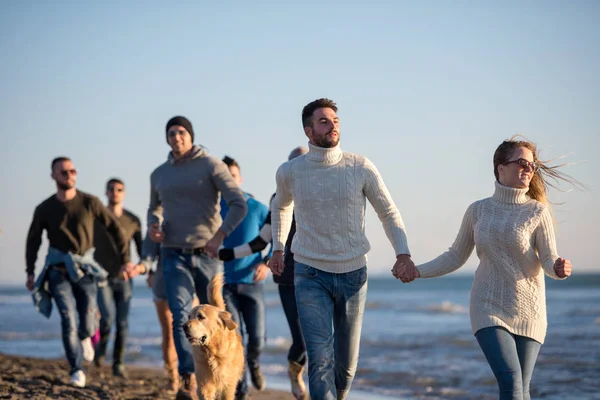 Grupo Jovens Amigos Passar Dia Juntos Correndo Praia Durante Dia — Fotografia de Stock