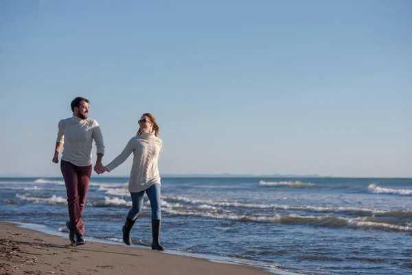 Pareja Joven Divirtiéndose Caminando Abrazándose Playa Durante Día Soleado Otoño — Foto de Stock