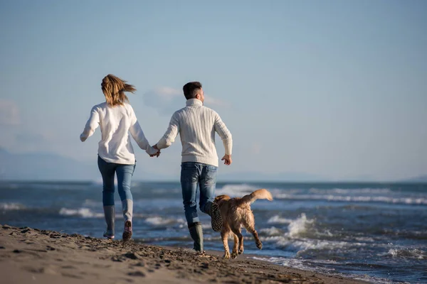 Casal Correndo Praia Segurando Mãos Com Cão Dia Outono — Fotografia de Stock