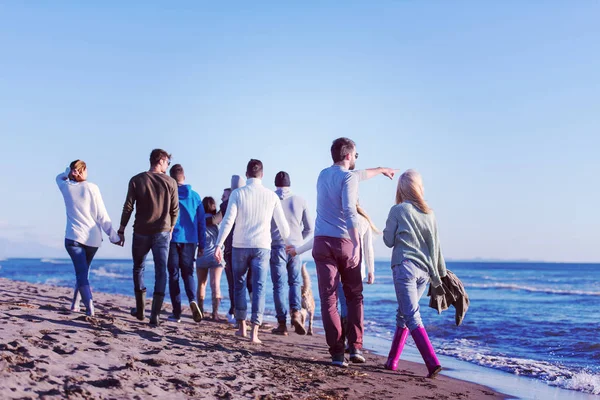 Grupo Jovens Amigos Passar Dia Juntos Correndo Praia Durante Dia — Fotografia de Stock