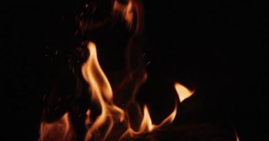 Siyah arka plan üzerine sıcak alev dilleri tutuşabilme