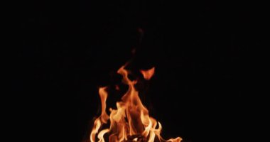 Siyah arka plan üzerine sıcak alev dilleri tutuşabilme