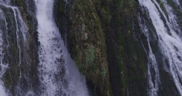 岩石山上惊人的流动和飞溅的瀑布 — 图库视频影像