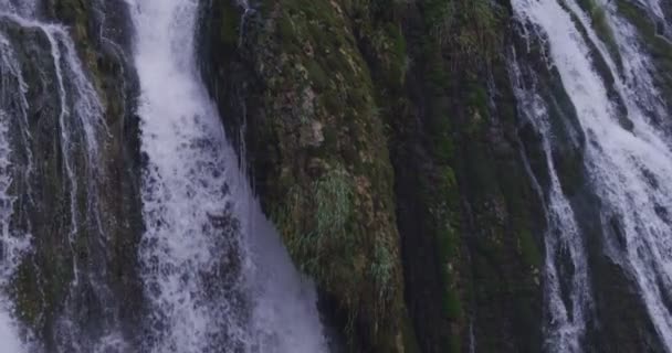 Incredibile Cascata Che Scorre Schizza Sulla Montagna Rocciosa — Video Stock