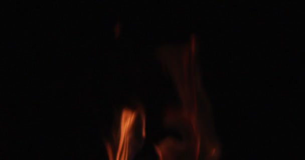 Allumage des langues de flamme chaude sur fond noir 