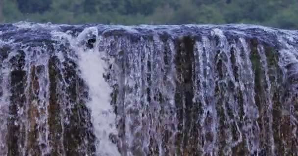 Incrível Fluir Espirrar Cachoeira Montanha Rochosa — Vídeo de Stock