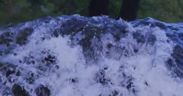 Incredibile Cascata Che Scorre Schizza Sulla Montagna Rocciosa — Video Stock