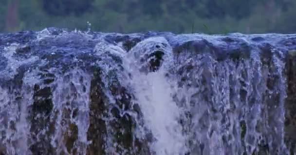 Úžasný Tekoucí Šplouchání Vodopád Rocky Mountain — Stock video