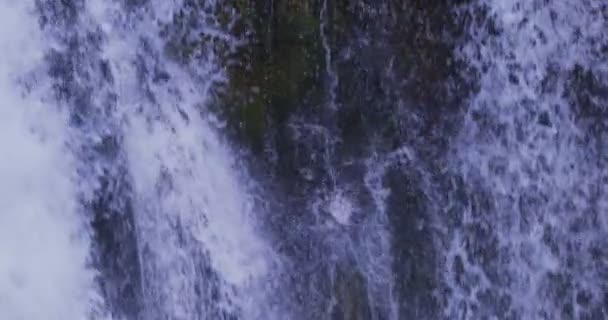 Increíble Cascada Que Fluye Salpica Montaña Rocosa — Vídeo de stock