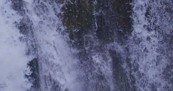 Fließender Und Plätschernder Wasserfall Auf Felsigem Berg — Stockvideo