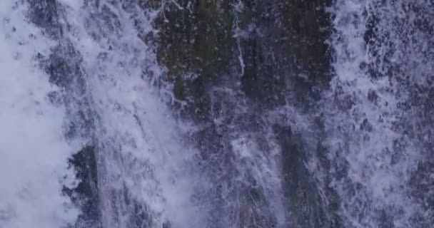 Incredibile Cascata Che Scorre Schizza Sulla Montagna Rocciosa — Video Stock