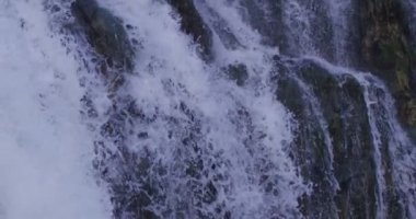 Şaşırtıcı akan ve kayalık dağ şelale sıçramasına