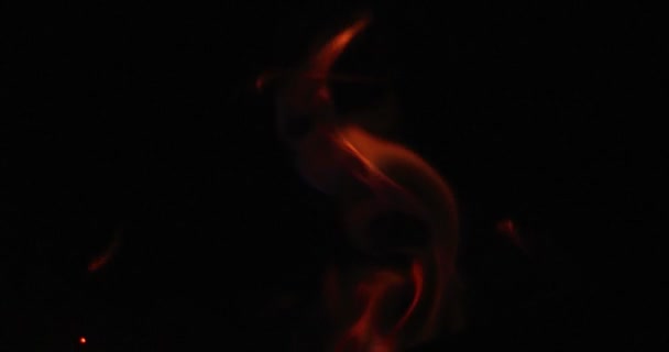 Allumage des langues de flamme chaude sur fond noir 