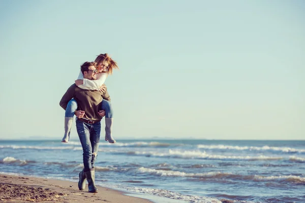 Men Giving Piggy Back Rides His Girlfriend Sunset Sea Autumn — Stock Photo, Image