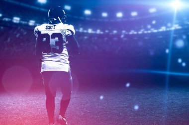 Kendine güvenen genç Amerikan futbolu oyuncusu gece sahasının dikiz