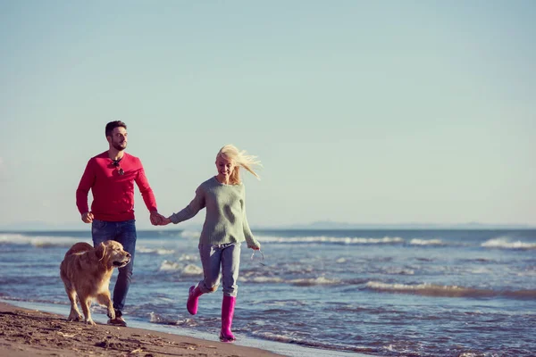 Coppia Che Corre Sulla Spiaggia Tenendo Mani Con Cane Giorno — Foto Stock