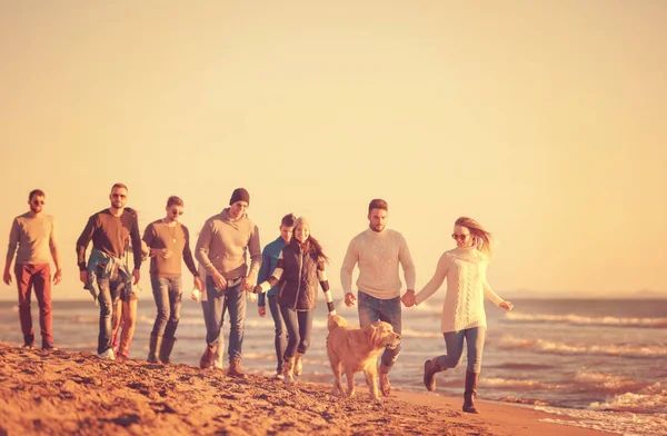 Groep Jonge Vrienden Brengen Dag Samen Hardlopen Het Strand Tijdens — Stockfoto