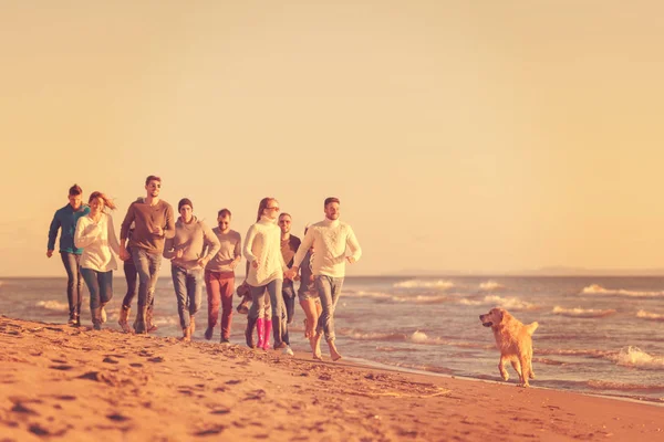 Groep Jonge Vrienden Brengen Dag Samen Hardlopen Het Strand Tijdens — Stockfoto