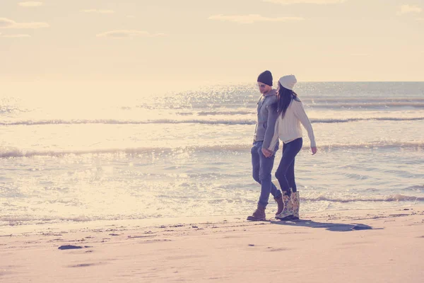 Pareja Joven Divirtiéndose Caminando Abrazándose Playa Durante Día Soleado Otoño — Foto de Stock