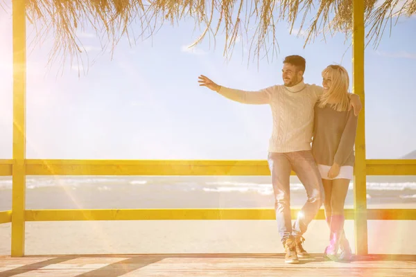 Feliz Casal Enyojing Tempo Juntos Praia Durante Dia Outono — Fotografia de Stock