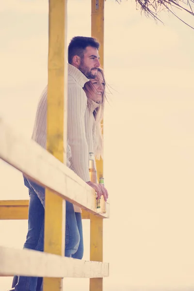 Pareja Bebiendo Cerveza Juntos Bar Playa Vacío Durante Otoño —  Fotos de Stock