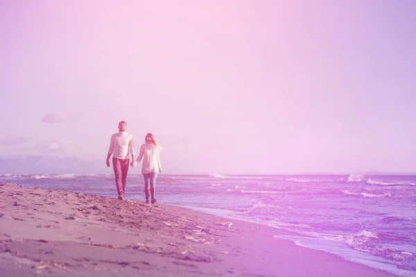 Pareja Joven Divirtiéndose Caminando Abrazándose Playa Durante Día Soleado Otoño — Foto de Stock