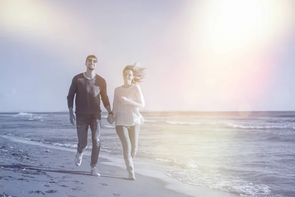 Pareja Joven Divirtiéndose Caminando Abrazándose Playa Durante Día Soleado Otoño — Foto de Stock