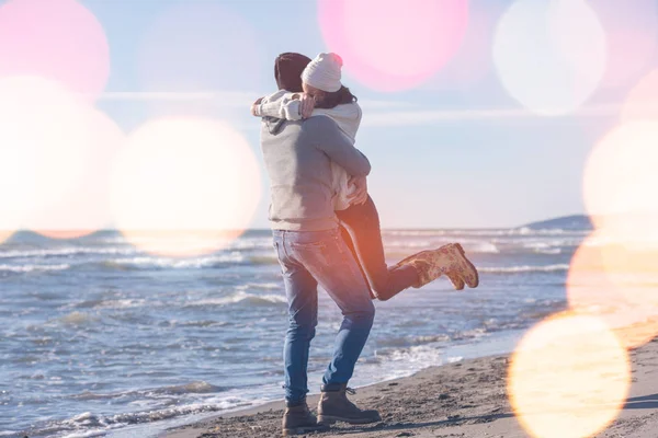 부부가 가을의 산책과 해변에서 포옹을 즐기고 — 스톡 사진