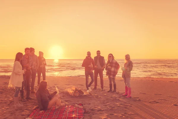 Happy Carefree Young Friends Having Fun Drinking Beer Bonefire Beach — стоковое фото