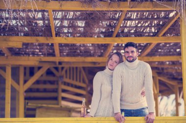 Sonbahar boyunca boş sahil barında birlikte bira içen çift.