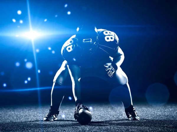 Amerykański Piłkarz Rozpoczynający Mecz Piłki Nożnej Amerykańskim Boisku Nocy — Zdjęcie stockowe